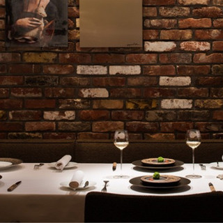 ヨーロッパから輸入したアンティークのレンガ造り。