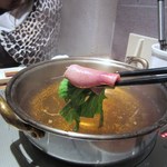 牛タン炭焼　慶州 - 野菜を牛タンに包んでシャブシャブです。