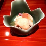 鮨料理 一高 - 葉を取ると、北海道の北寄貝の和え物、トマトの泡、オクラ、胡瓜、ヤングコーンに出汁のジュレ