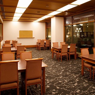 ホール席
                                          （24席）
                                          