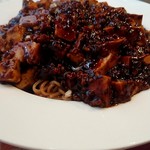 広東飯店　美香園 - 真っ黒な麻婆焼きそば