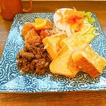 カフェ ヴィアレッタ - ヴィアレッタランチ。キーマカレーと唐揚げがメイン。