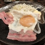 大衆酒場　海鮮食堂　まるしん - ベーコンエッグ（280円）