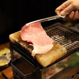 サプライズに最適♪話題の「肉ケーキ」は3,000円～ご用意。