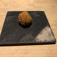 中目黒 いぐち 本店 - フォアグラコロッケ。塩の有る無しで食べ比べたいところだが、汁だくなので一口で。