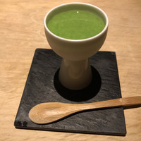中目黒 いぐち 本店 - グリーンピースが表面を覆う茶碗蒸し。色合いの美しさもあり、口内は爽やかになる。
