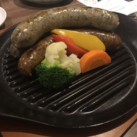 RESTAURANT 1899 OCHANOMIZU - 各ソーセージには、緑茶、ほうじ茶、煎茶が練り込まれている。