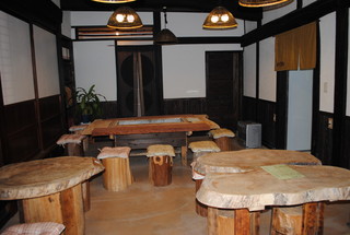 Juuwari Soba To Iwana Yamadaya - 店内のケヤキの囲炉裏とケヤキテーブル(自家製です)