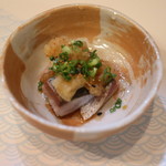 季節料理 よし野 - お通し（しめ鯖）