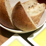 AU GAMIN DE TOKIO - 
            ●お通し
            バケット、鰹節のパン
            
            姉妹店の三軒茶屋にあるパン屋のパン。
            オリーブオイルで。
