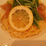 ハチマルハチカフェ - 料理写真:生ハムレモンクリームパスタ　880円(税抜)