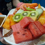 裕成水果 - 綜合切盤。トマト、キウイ、スイカ、マンゴー、バンレイシ、パパイア