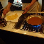 銀座メゾン アンリ・シャルパンティエ - クレープ・シュゼット、ホールにて仕上げ③