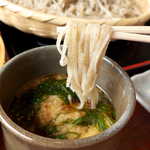 そば椿庵 - 大葉とろろ汁（追加￥380）。とろろのおかげで汁がよく絡み、濃い味でたまらない美味しさ