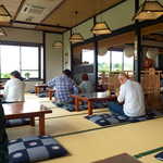 そば椿庵 - みな畳の間に座り、思い思いに蕎麦を楽しみます