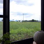 そば椿庵 - 窓の外には、平和な田園風景が広がります