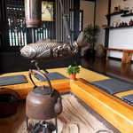 そば椿庵 - 群馬ナンバーで満車になる、地域の人気店！ 囲炉裏の間で順番を待ちます