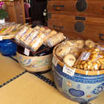 そば椿庵 - 火鉢の上に並べられている駄菓子も、気になります…