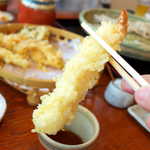 そば椿庵 - 海老もさっくり揚がっており秀逸！ 塩で食べるのが基本だが、途中から蕎麦つゆに付けても旨い