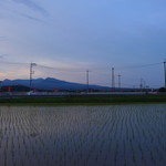 そば椿庵 - 夕暮れの田園風景、赤城山の山容を望む