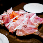 生ハムとワインのお店 piglet - 店主イチオシ！特選生ハム、サラミ、コットの全種盛り合わせ