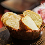 生ハムとワインのお店 piglet - 自家製パン２種類