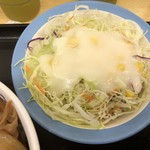 松屋 - サラダにはフレンチドレッシングをたっぷりかけて。