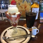 クロヤナギ - いちごパフェとアイスコーヒー