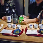 信州くらうど - 日本酒利き酒セット（サーブ中）