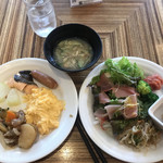 ボンサルーテ・カフェ - 朝食ビュッフェ２０００円。改めて見ると、お野菜の惣菜が多いですね(^｡^)。サラダ各種、ナムル、とても美味しくいただきました（╹◡╹）