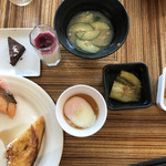 ボンサルーテ・カフェ - 朝食ビュッフェ２０００円。ガトーショコラ、パンナコッタなど。パンナコッタはケーキ屋さんの水準（╹◡╹）。ホイップクリームがあれば、ガトーショコラとフレンチトーストの印象が変わると思うのですが。。。