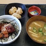 なか卯 - 漬けまぐろ鉄火丼ミニ(490円)&唐あげみそ汁セット(180円)