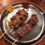 Tachinomi Kushiyaki Sake To Kidoki Buta - 右から、かしら、ホルモン