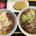 どんどん庵 - カツ丼と蕎麦ころ
      芋天付けちゃいました