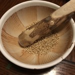 仁亭 - すり鉢とゴマ