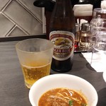 覇王 - 取り分けた黒坦々とビア