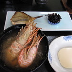岩本屋 - エビの味噌汁、干物、ヒジキの佃煮。