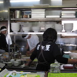 青竹手打ラーメン 日向屋 - 厨房内では、「大将」がチャーシューをカット中・・