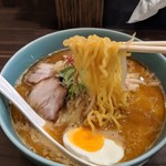 麺や 玄鳥 - プリッとした歯切れの中太縮れ麺