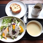 Garden Cafe Kazamidori - ランチのセットのパン、サラダ、スープ