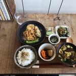 食事と図書 雨風食堂 - 