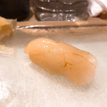 うを徳 - 帆立貝のにぎり