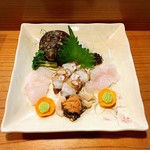 小魚料理 とみ助 -  お造りの盛り合わせは高級魚アコウ(キジハタ)、真蛸、サザエの内容でした(o^^o)
       アコウのねっとりとした食感に思わず舌鼓！！♪(*^^)o∀*∀o(^^*)♪