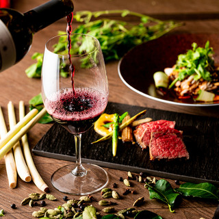 ソムリエが世界中から厳選した50種を超える自然派ワイン