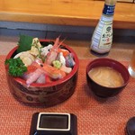 弥生寿し - 海鮮丼(864円)