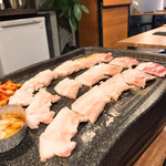 韓菜食堂 CHEGO - サムギョプサル焼き焼き風景♪