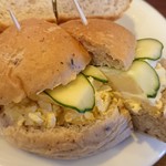 STEPS Sandwich Bar - 【だし巻きたまごとたまごサラダ：300円】
                        王道の。安定の。安心の。
                        たまごサンドは裏切りませんね～q(^-^q)