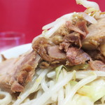 ラーメン二郎 - 豚の厚み