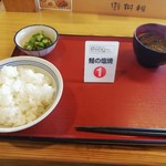 Nagoya Ajima Shokudou - 鮭の塩焼き360円とおくらのお浸し100円、味噌汁80円と無料のライス中。税込582円。鮭の登場を待ちます。