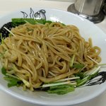麺屋 にぼすけ - 水菜とフライドオニオンを混ぜて…